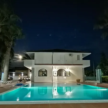 Apart-hotel Laura &