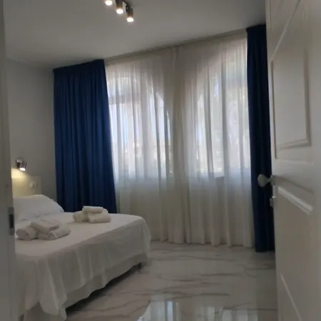 Laura & 3* Ascea